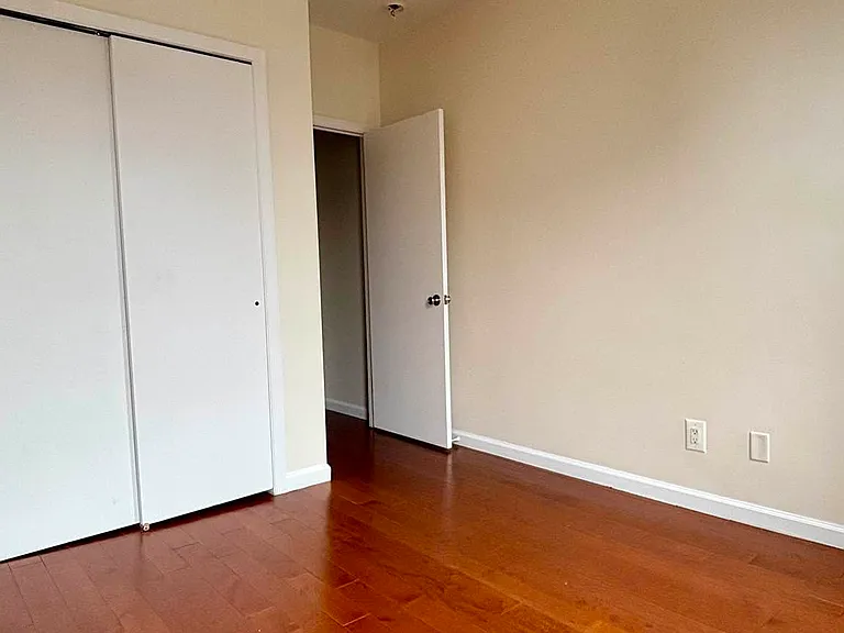 218 21st St #3-R — Photo 5