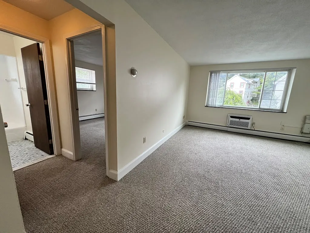 8 Brattle Dr — Photo 2