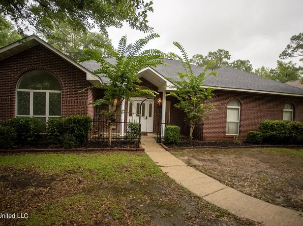 8616 Bayou Castelle Dr, Gautier, MS 39553