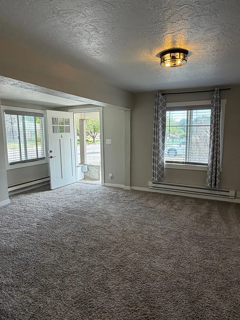 Adorable Three-bedroom home! Centrally Located — Photo 4