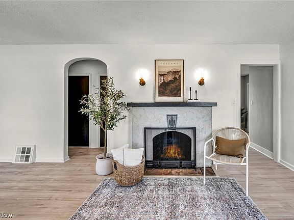 3rd image of 375 Hillside Rd