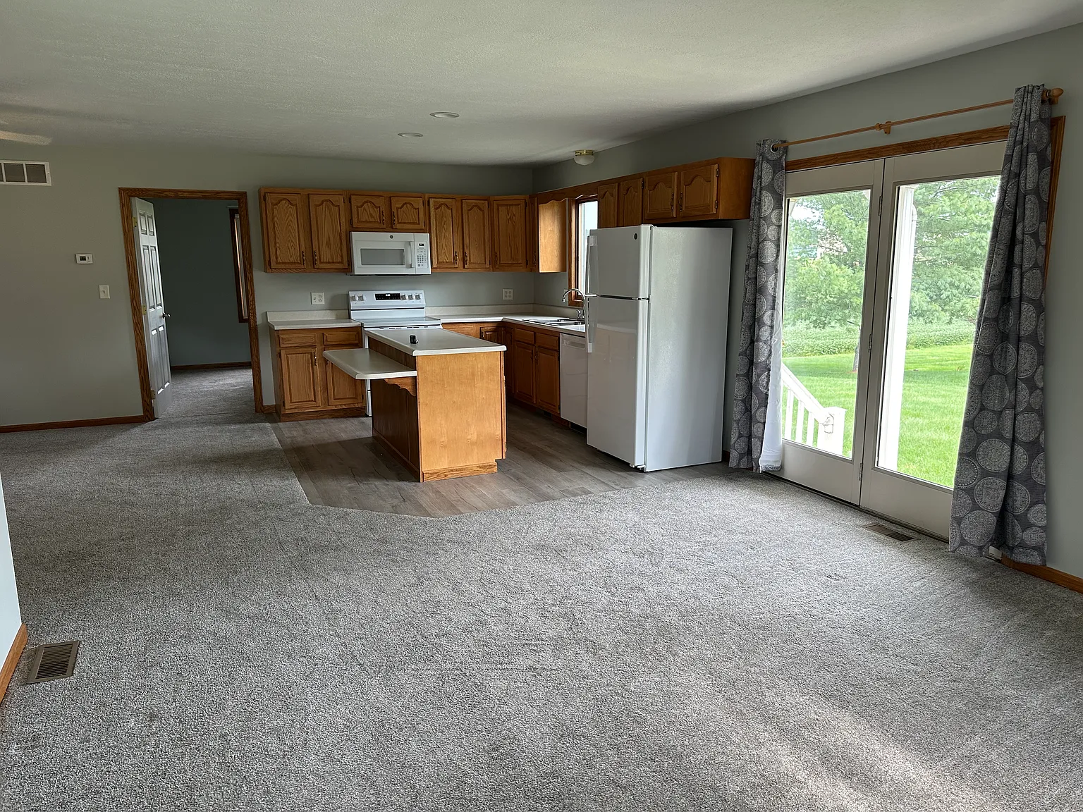 2 bed, 1.5 bath, 1000 sqft, $1,200 — Photo 3