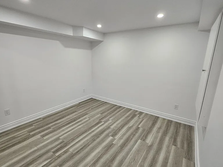 1290 Duignan Cres #LOWER — Photo 22