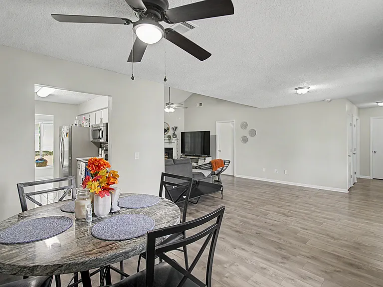 703 Woods Ct — Photo 3