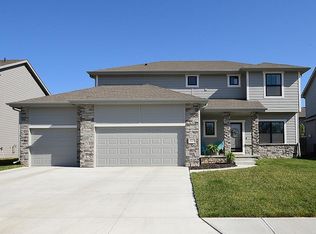 5016 Heartland Dr, Papillion, NE 68133