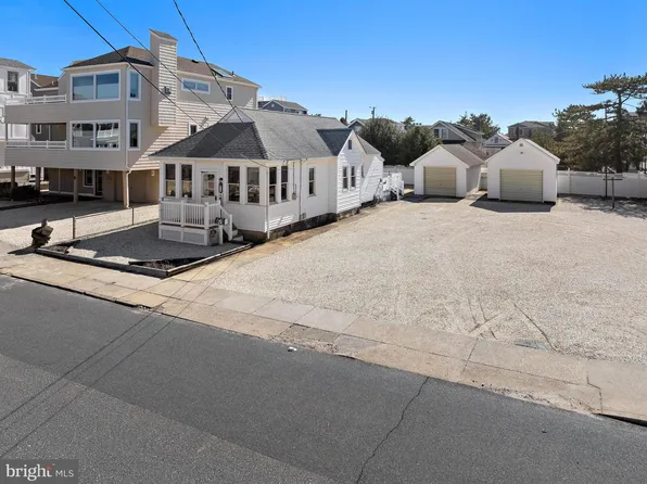 16 E Paulding Ave, Brant Beach, NJ 08008