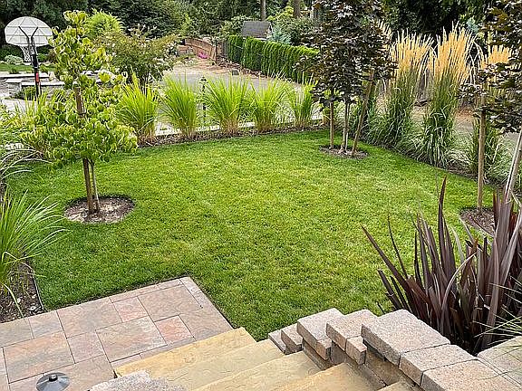 Middle tier front yard