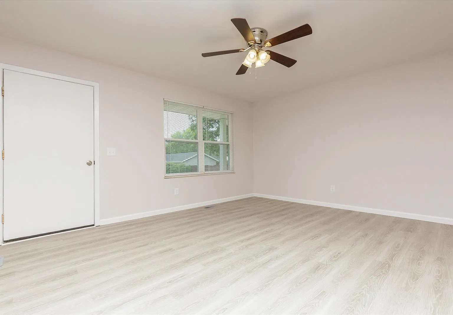3 bed, 965 sqft, $2,100 — Photo 4