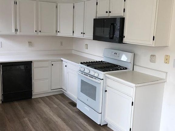 3rd image of 978 W Dahlia St