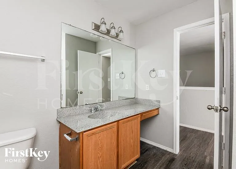 1604 Alcazar Plz — Photo 14
