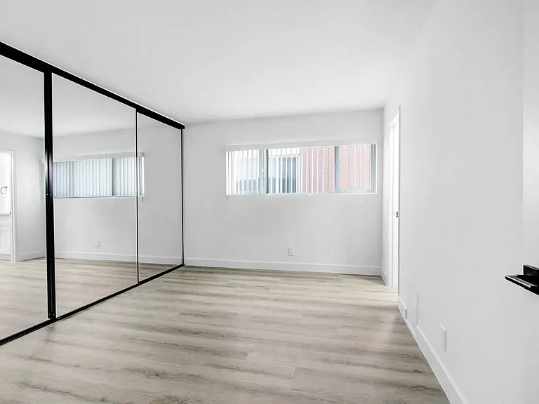 520 Kelton — Photo 22