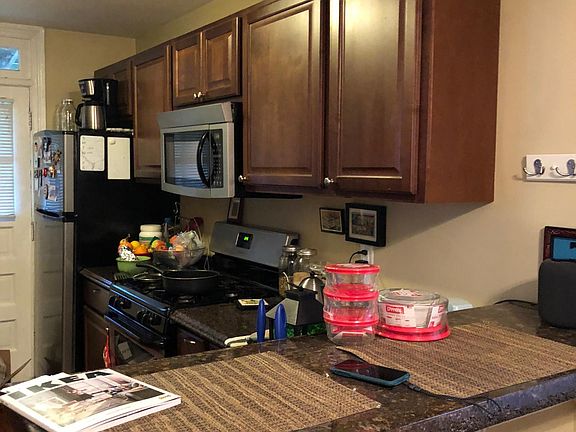 Stainless Steel Appliances, Kitchen Bar