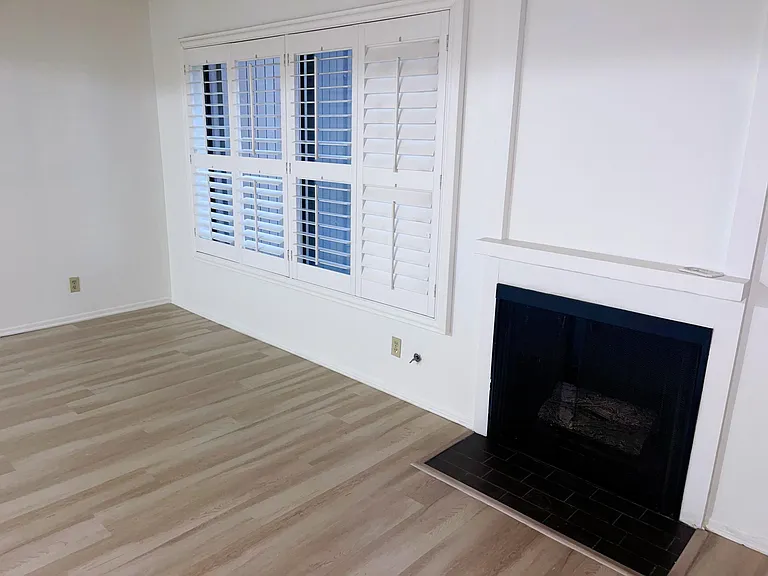 475 W Walnut St — Photo 7