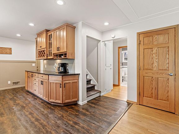 5th image of 212 Birchwood Dr N