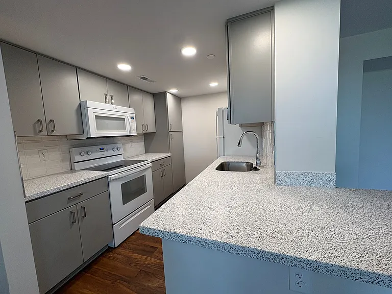 Sky Park Apartments — Photo 60