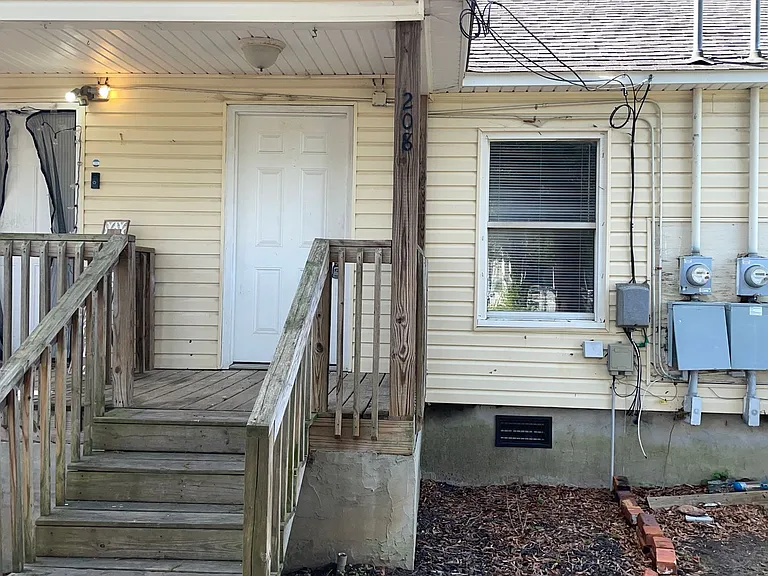 208 E Georgia Ave — Photo 8