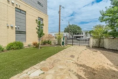 711 S Frio St — Photo 132