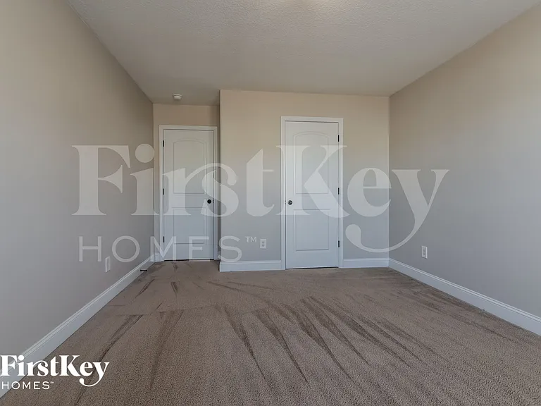 114 Colonial Ct — Photo 11