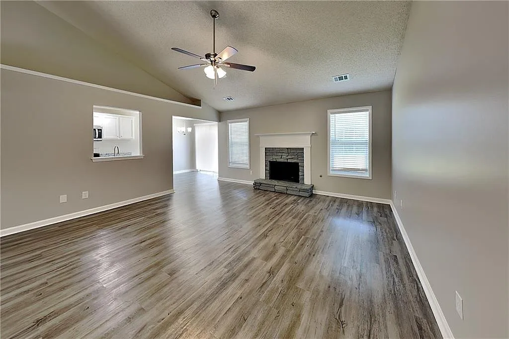 3 bed, 2.0 bath, 1517 sqft, $1,890 — Photo 2