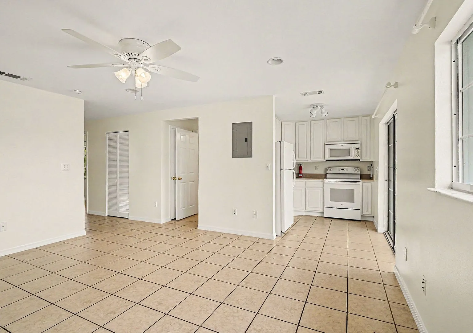 255 West Towne Pl — Photo 3