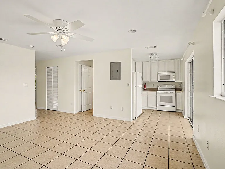 255 W Towne Pl — Photo 3