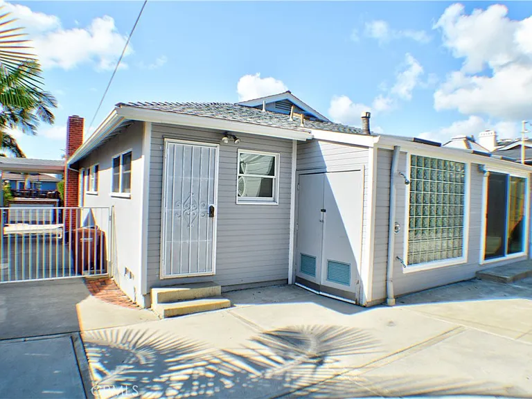 123 W Avenida Valencia — Photo 26