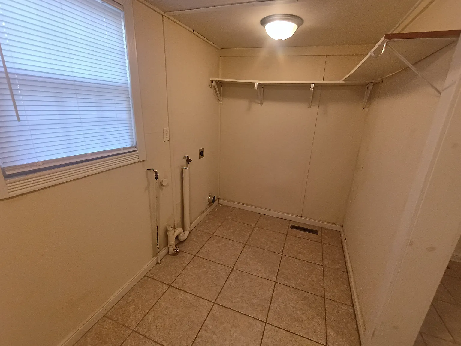 2 bed, 988 sqft, $900 — Photo 4