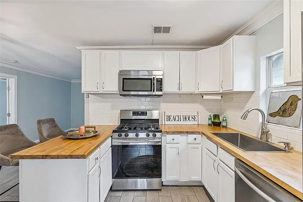 3 bed, 977 sqft, $1,400 — Photo 3
