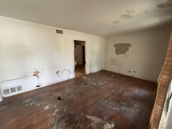 3rd image of 828 Melrose St