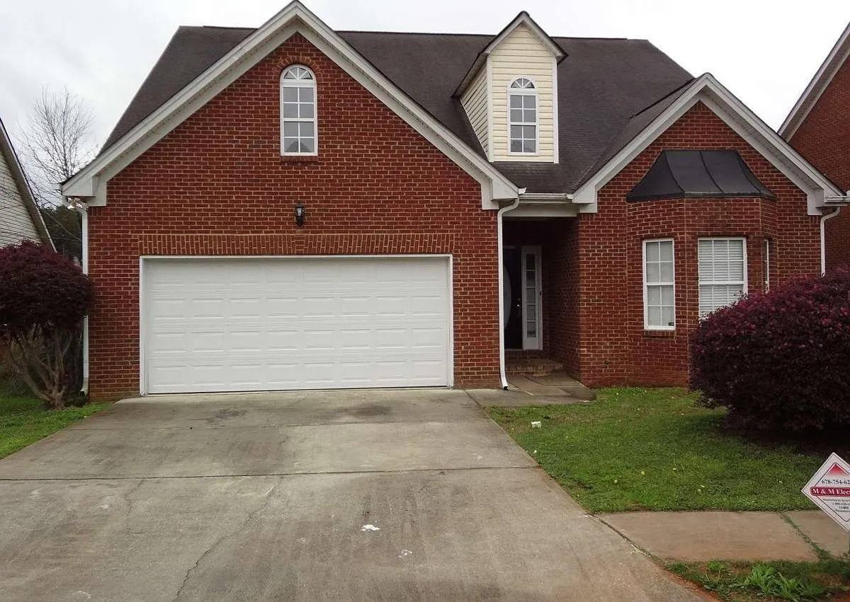 5 bed, 3.0 bath, 2422 sqft, $1,995 — Photo 1