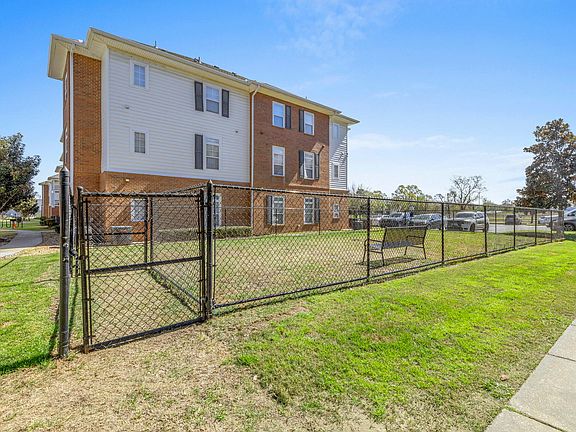 Be able to let your dog off leash in our fenced-in pet park at The Quarters, off-campus apartments near UL Lafayette.