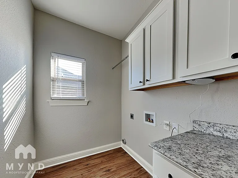 550 Captain Hopkins St — Photo 17