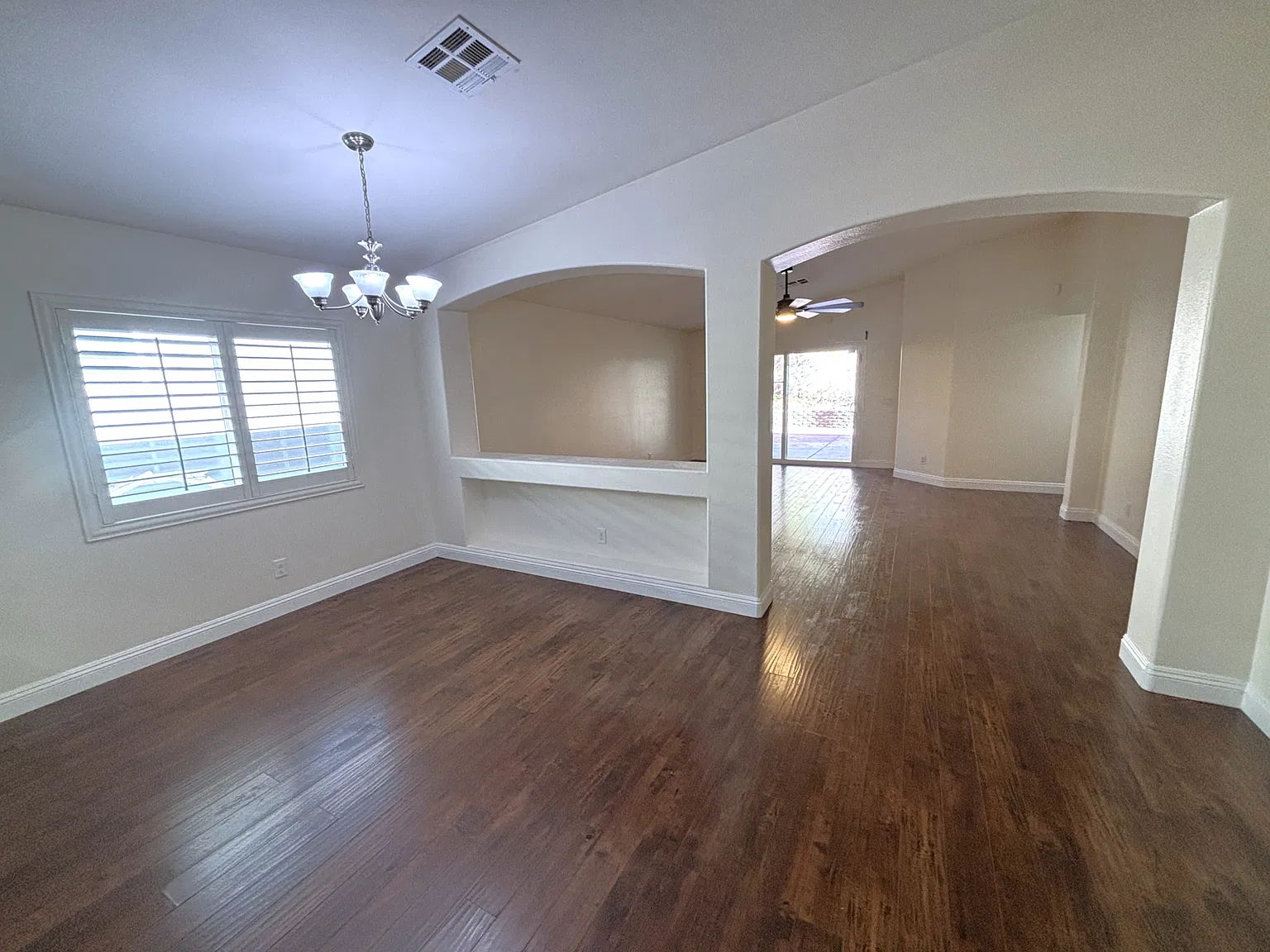 3 bed, 1948 sqft, $2,300 — Photo 2