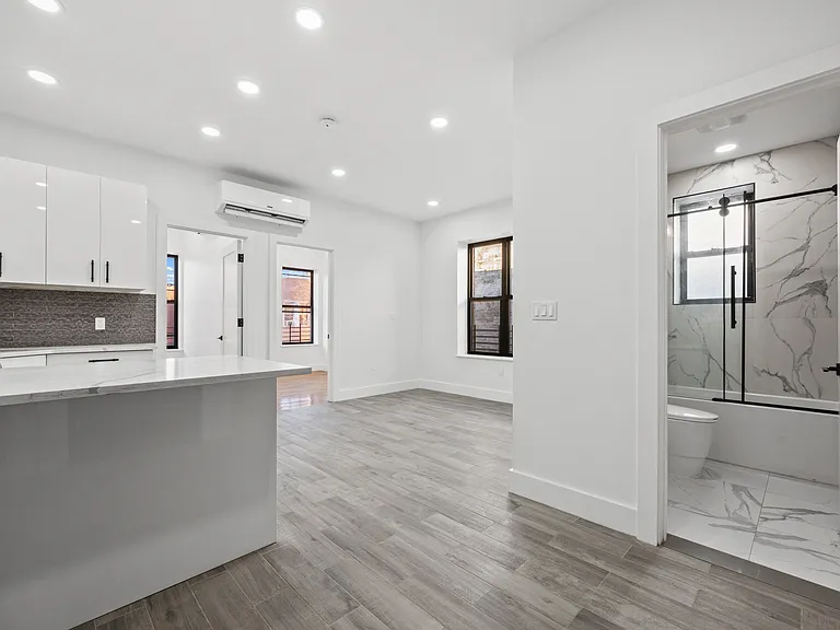 68 E 43rd St #2R — Photo 2