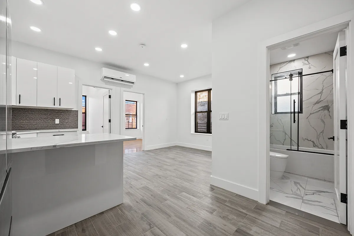 Building Photo - 68 E 43rd St #2R