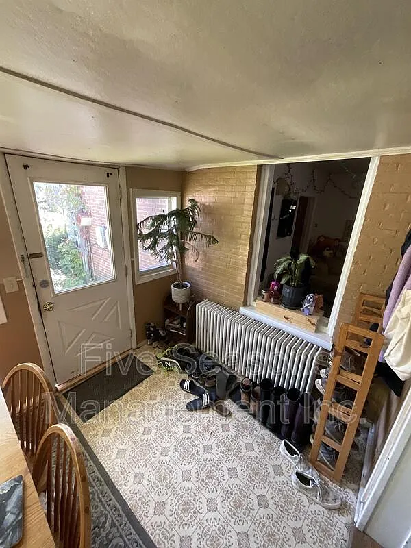 4 bed, 1.0 bath, 1200 sqft, $4,200 — Photo 2