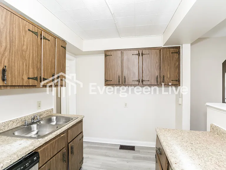 2037 Dallas Ave — Photo 6