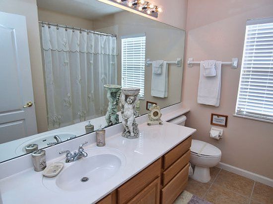 HR5P629NH-shared-bathroom