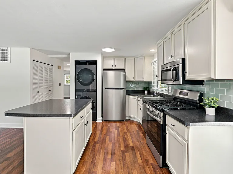 924 Bradford Ln — Photo 5