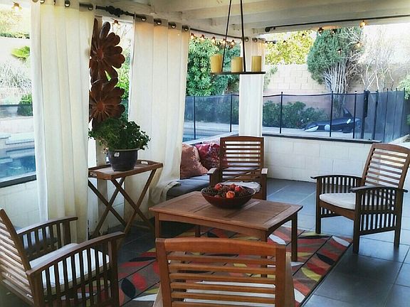 outdoor entertaining area