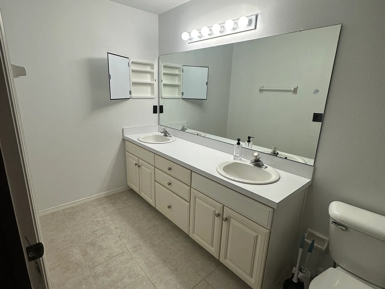 221 Heron St — Photo 3