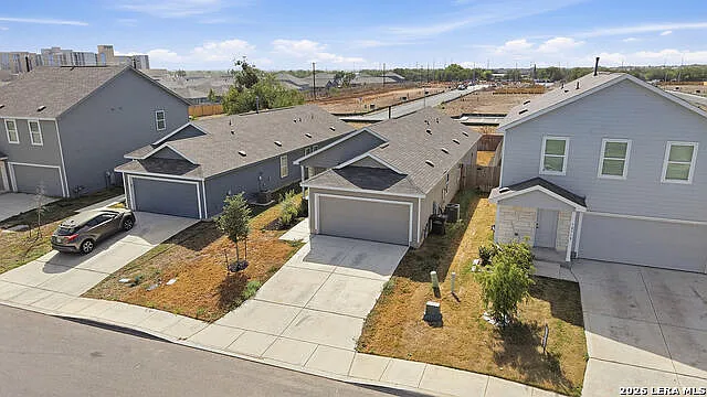 3 bed, 2.0 bath, 1392 sqft, $2,300 — Photo 4