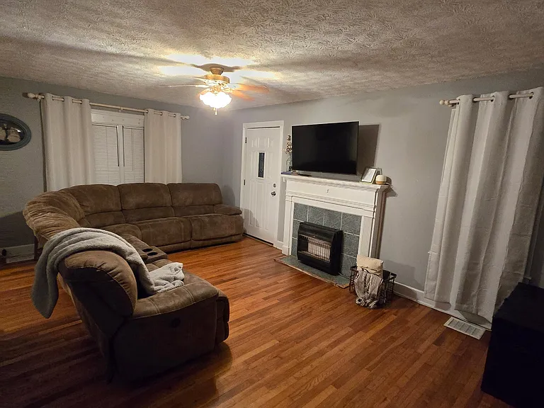 819 E College St — Photo 8