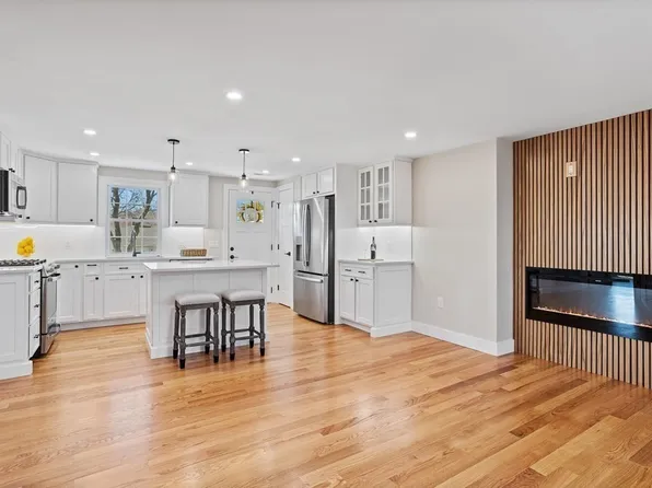 43 Summer St, Bedford, MA 01730