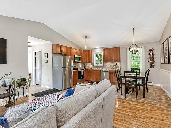 5th image of 211 Broadturn Road
