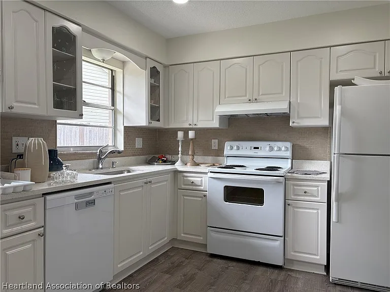 1008 Lagrande Blvd — Photo 11