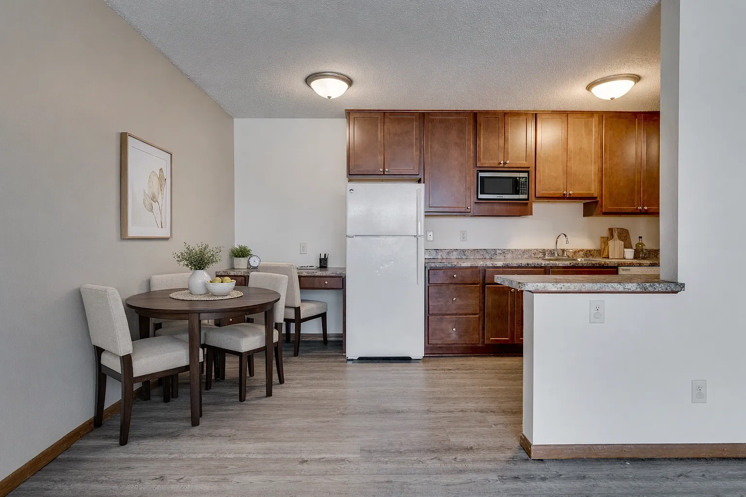 Queen Terrace Apartments — Photo 2