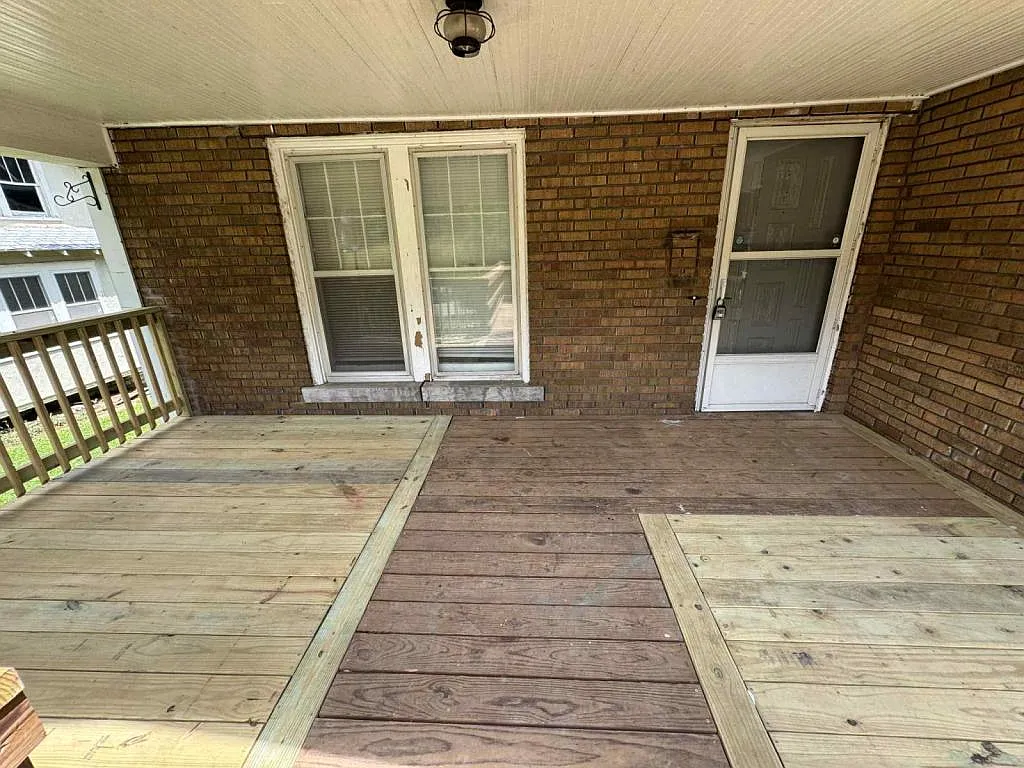 1836 Freeman Ave — Photo 2