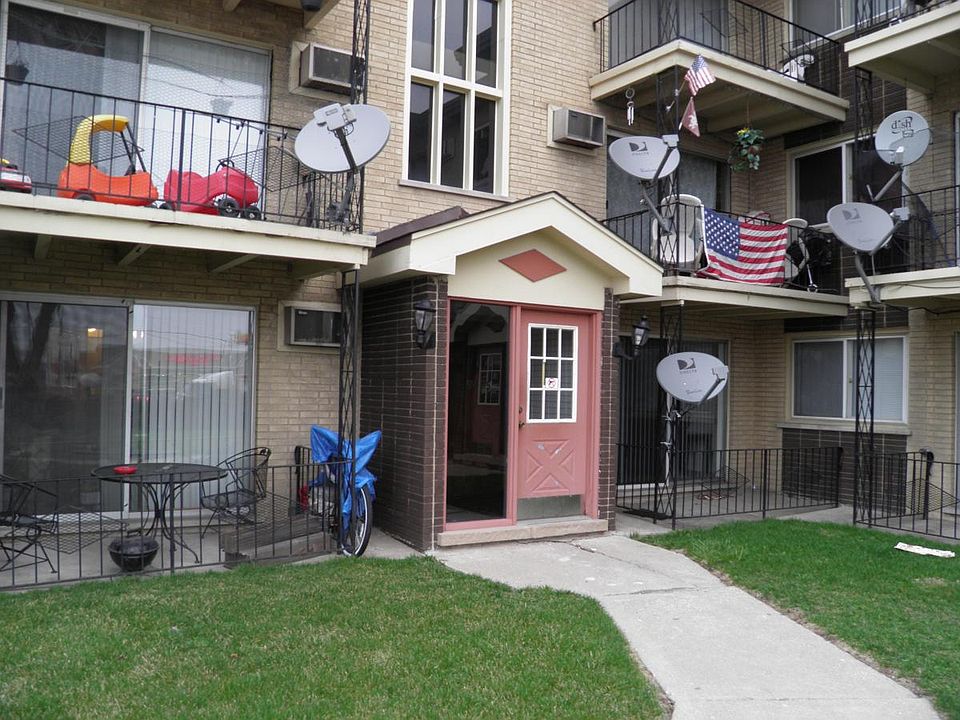 2nd image of 9435 S Roberts Rd APT 1E