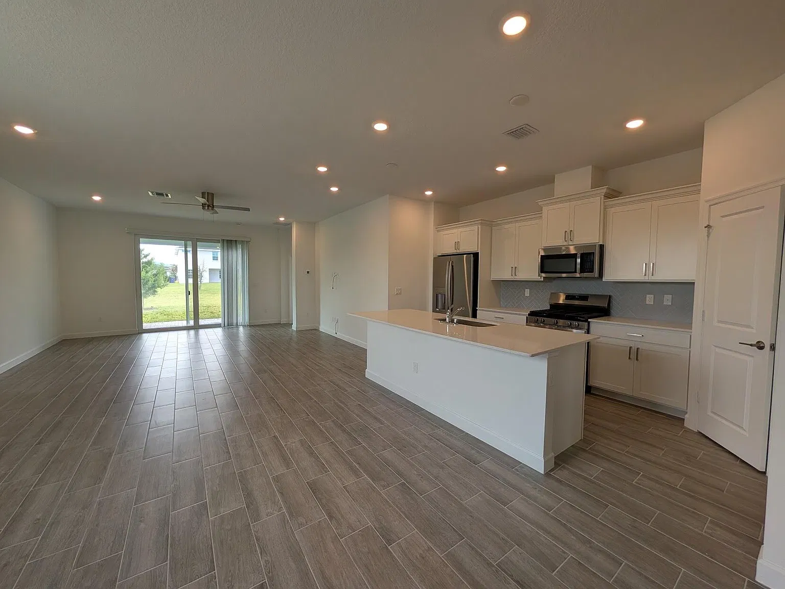 3 bed, 2.0 bath, 1749 sqft, $3,500 — Photo 4